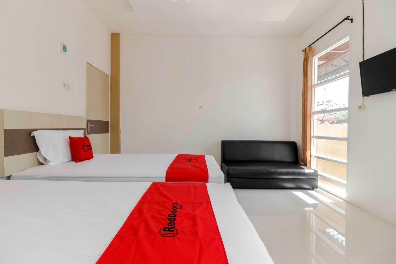RedDoorz near Palembang Trade Center Hotel Buitenkant foto