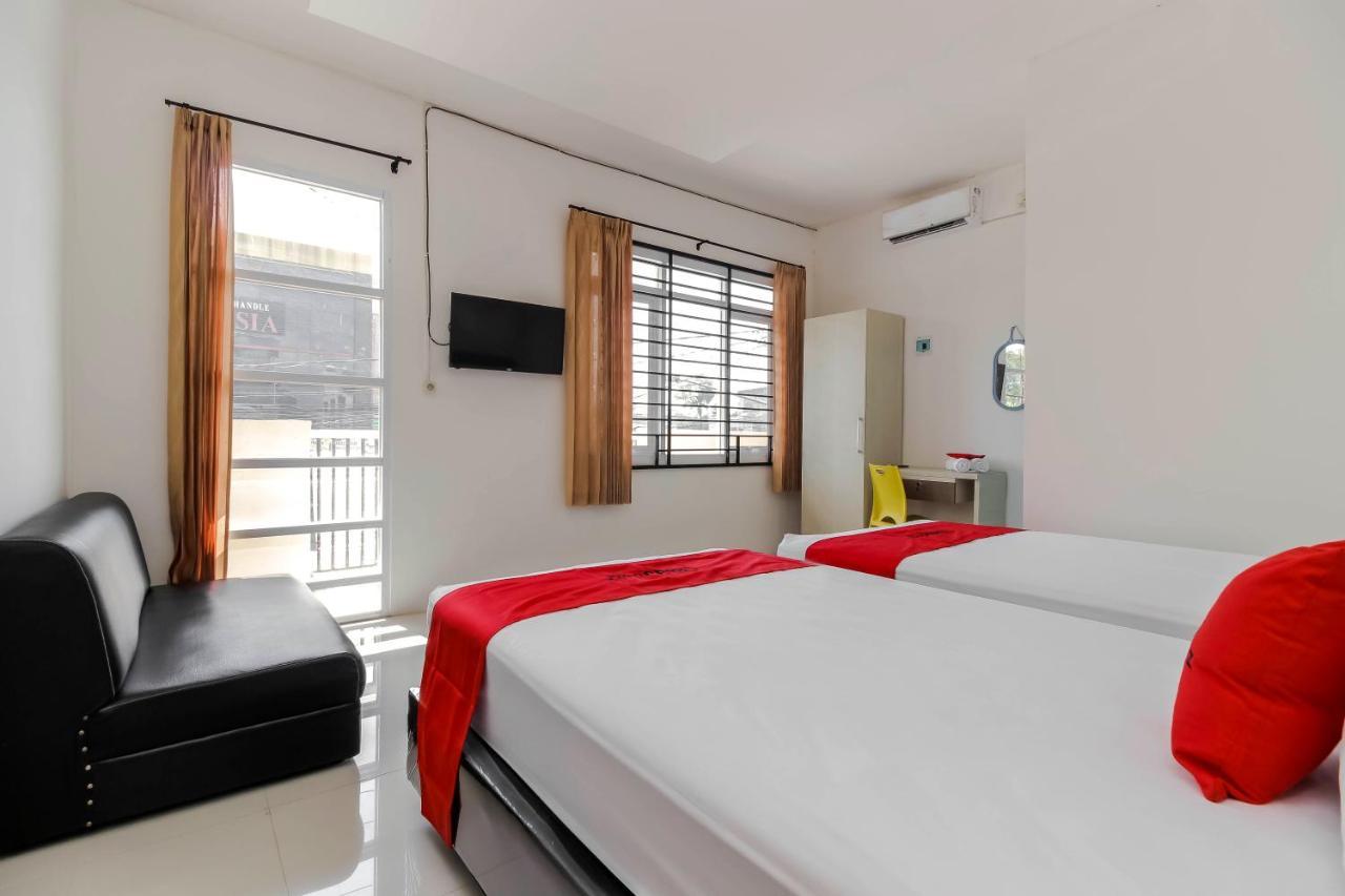 RedDoorz near Palembang Trade Center Hotel Buitenkant foto