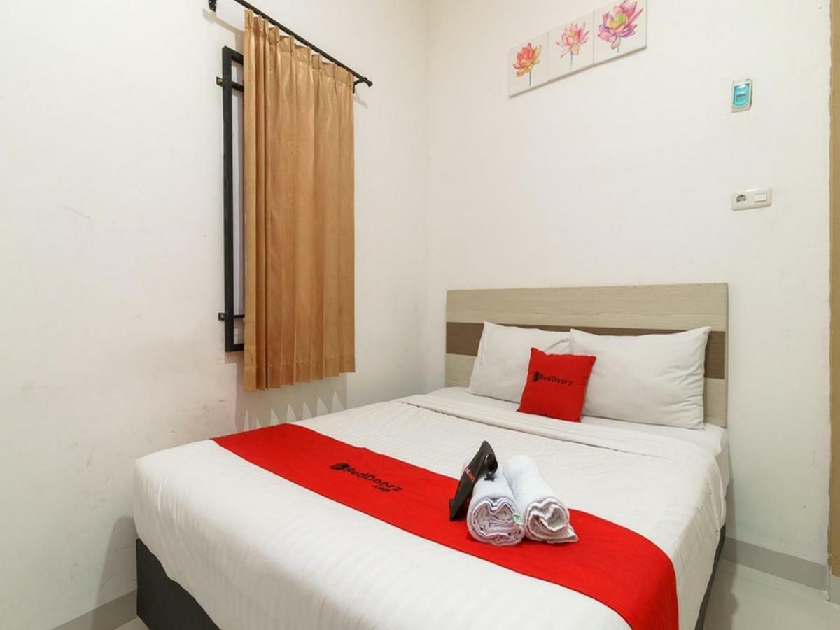 RedDoorz near Palembang Trade Center Hotel Buitenkant foto