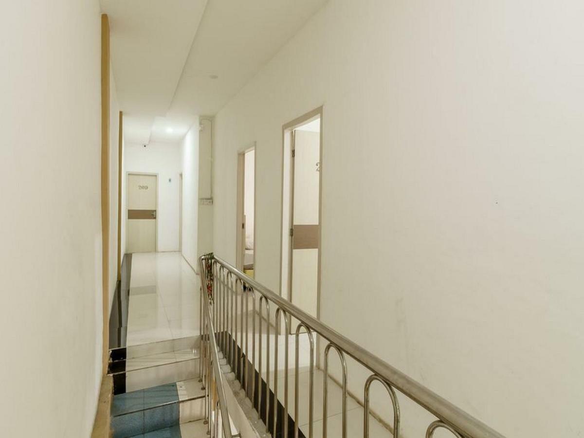 RedDoorz near Palembang Trade Center Hotel Buitenkant foto