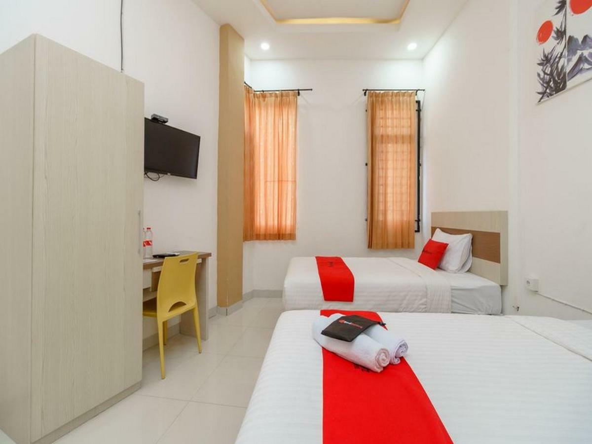 RedDoorz near Palembang Trade Center Hotel Buitenkant foto