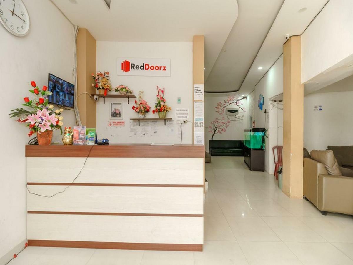 RedDoorz near Palembang Trade Center Hotel Buitenkant foto