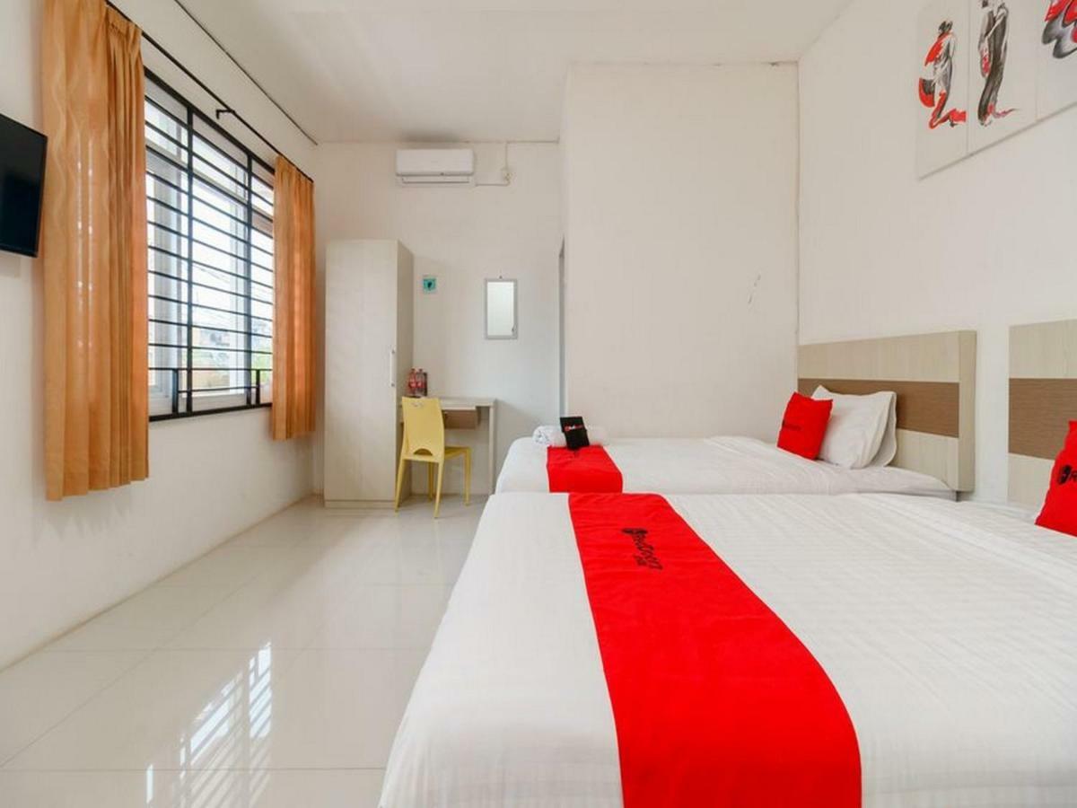 RedDoorz near Palembang Trade Center Hotel Buitenkant foto